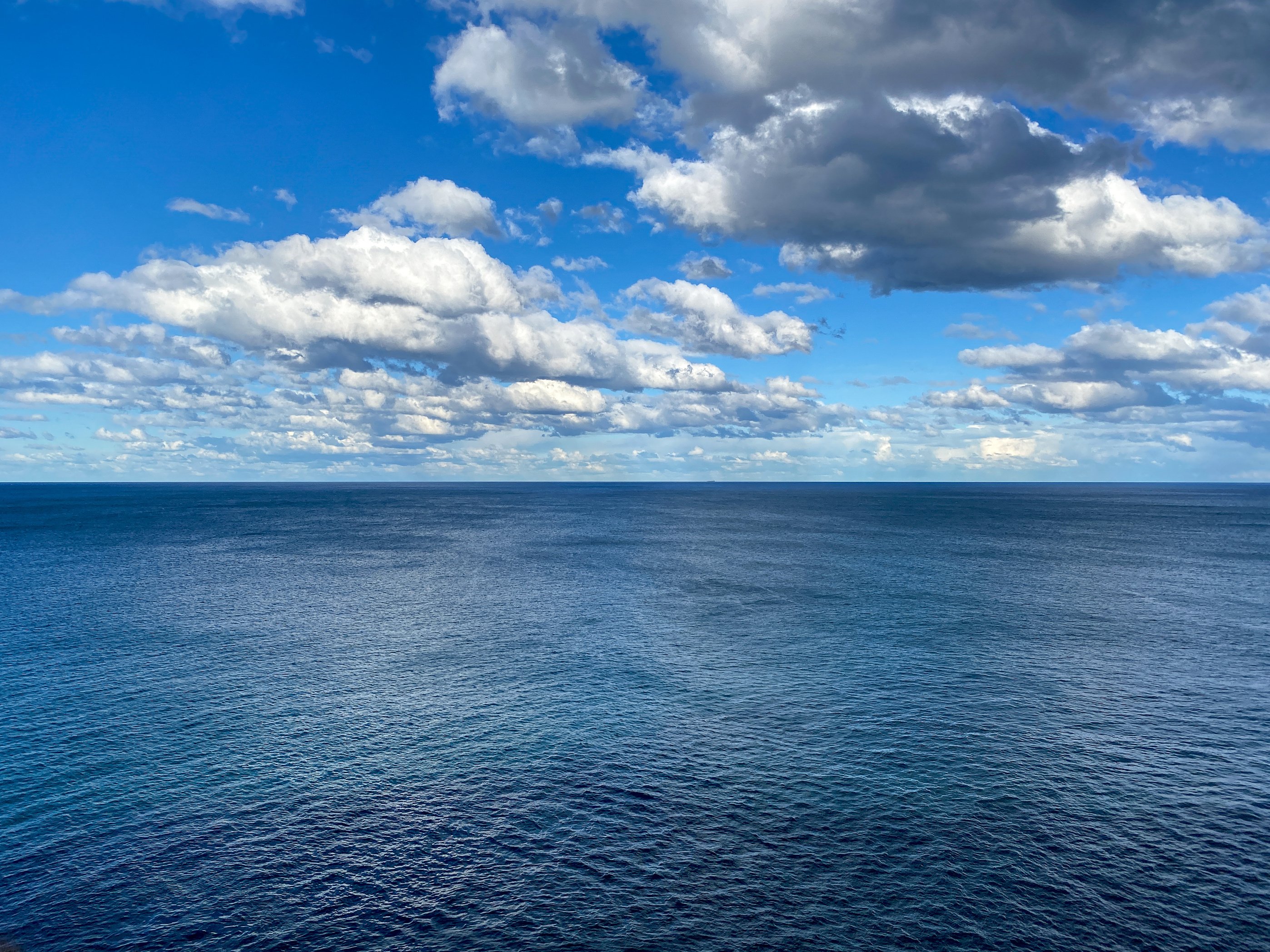 Horizon and clouds over Pacific Ocean